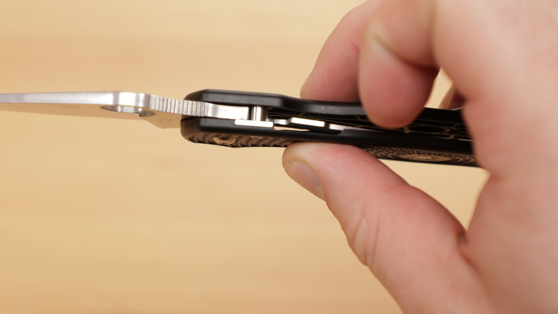 top view of the Spyderco Para 3 to show the locking mechanism 
