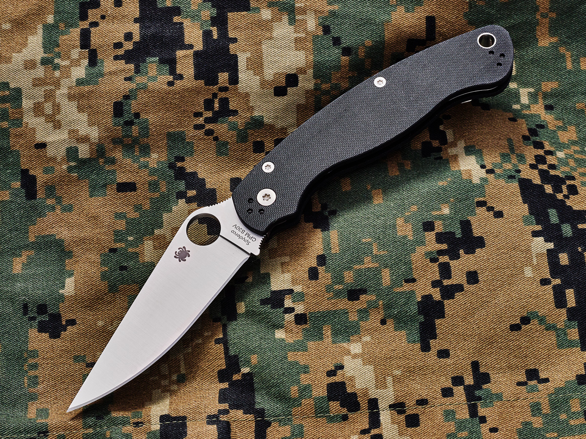 Spyderco Military 2.0 on digicam background